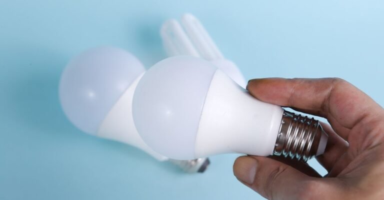 Wechsel einer Lampe von Hand