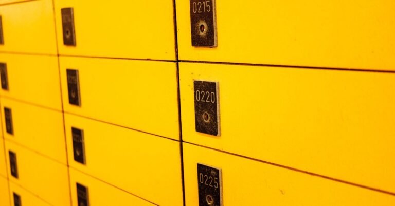Typenschild an einem Haushaltsgeraet