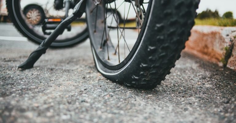 Platter Fahrradreifen wird repariert