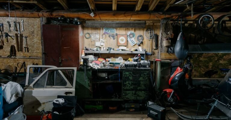 Fahrrad wird in der Garage gewartet