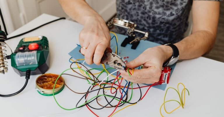 Techniker prueft Elektrik an einem Geraet
