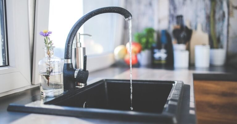 Wasserhahn mit Schlauch in der Kueche