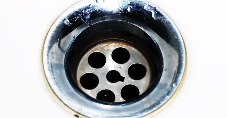Siphon unter einer Kuechenspuele