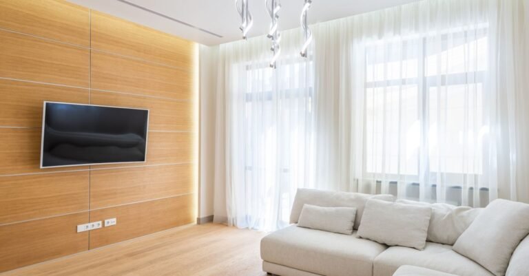 Flachbildfernseher mit schwarzem Bildschirm an einer Holzwand