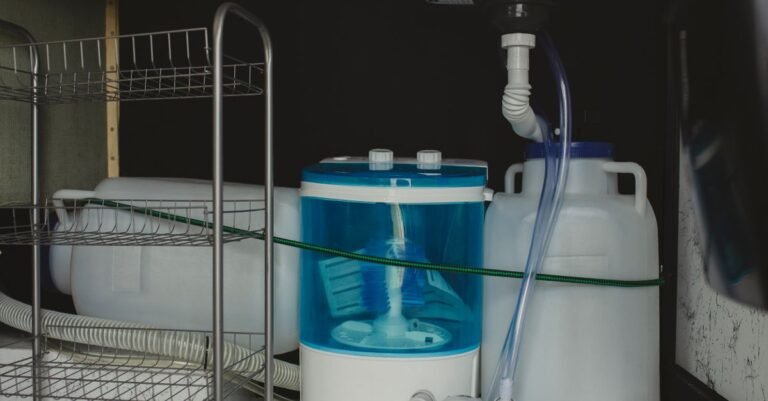 Wasserschlauch an einer Waschmaschine