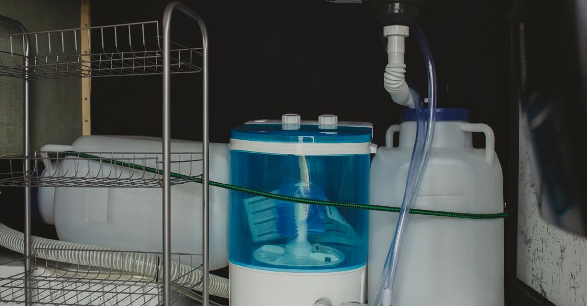 Wasserschlauch an einer Waschmaschine