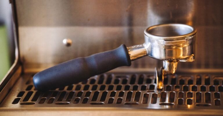 Siebträger auf einer Espressomaschine in Nahaufnahme