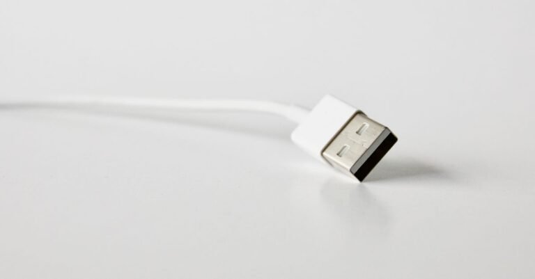 Ladeanschluss an einem Smartphone