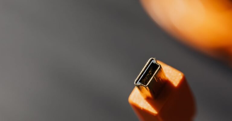 Ladekabel und Netzteil eines Laptops