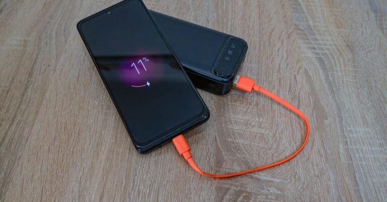 Smartphone beim Laden mit Kabel