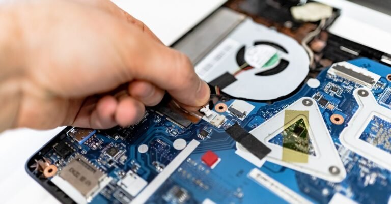 Mainboard eines aufgeschraubten Laptops