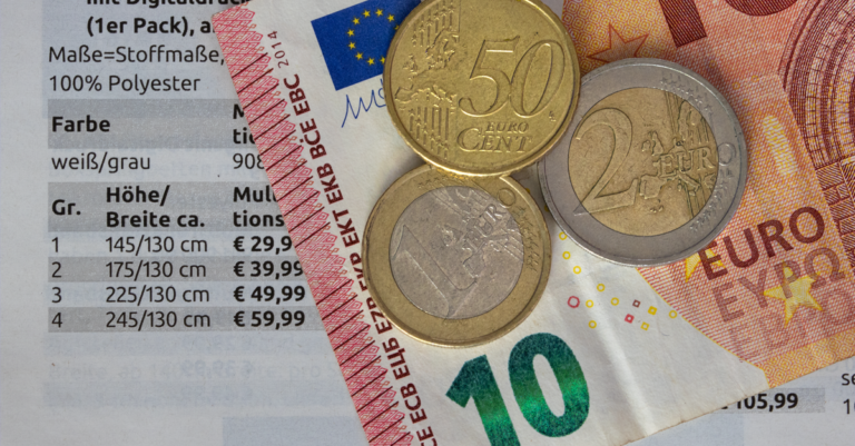 Euro Muenzen und Kassenbon
