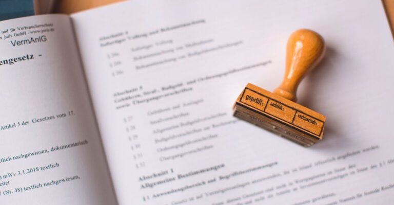 Dokument mit Holzstempel in Nahaufnahme