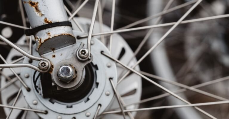 Sensor und Magnet an einem Fahrradspeichen