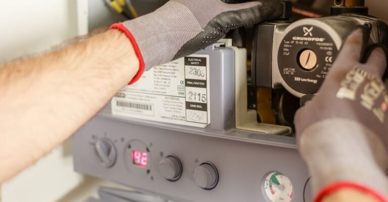 Techniker reparaert Heizungsanlage