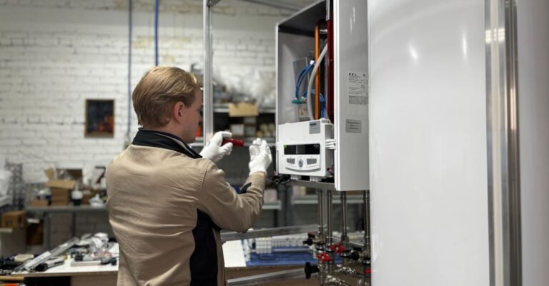 Techniker prueft eine Heizungsanlage
