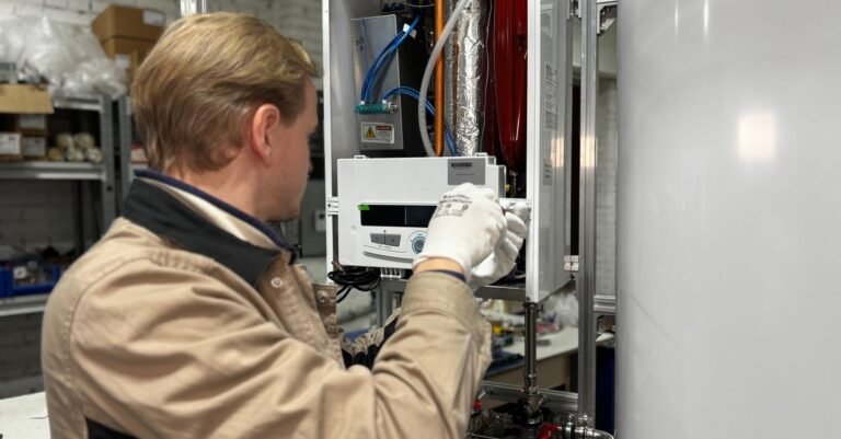 Techniker wartet eine Heizungsanlage
