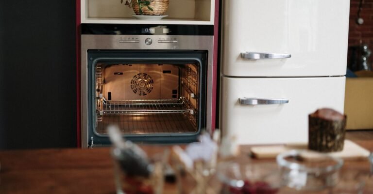 Offener Kuehlschrank mit Lebensmitteln