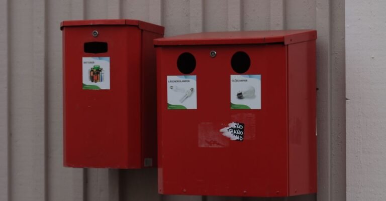 Elektroschrott in Recycling-Behaeltern