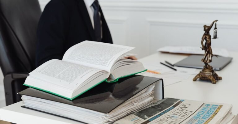 Gesetzbuch und Richterhammer auf Schreibtisch
