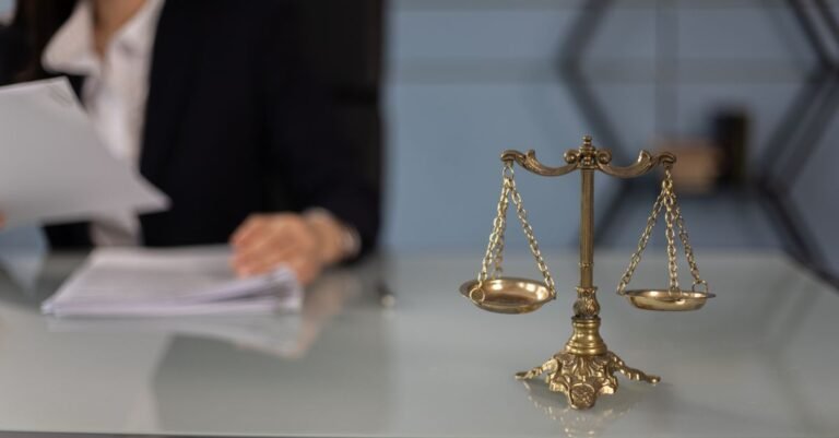 Gesetzbuch und Waage als Symbol fuer Recht