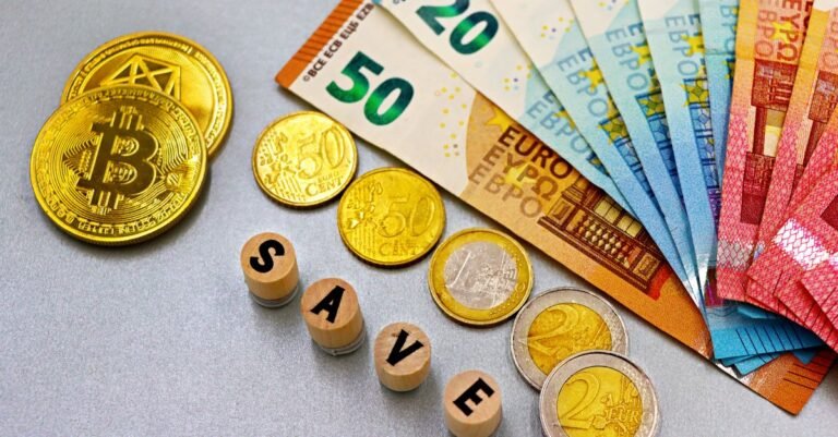 Euro-Geldscheine und Rechnung fuer Foerderung