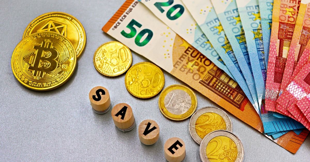 Euro-Geldscheine und Rechnung fuer Foerderung