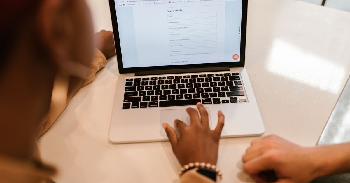 Online-Antragsformular auf einem Laptop