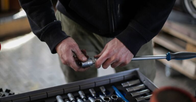 Werkstatt mit Werkzeugkasten fuer Reparaturservice