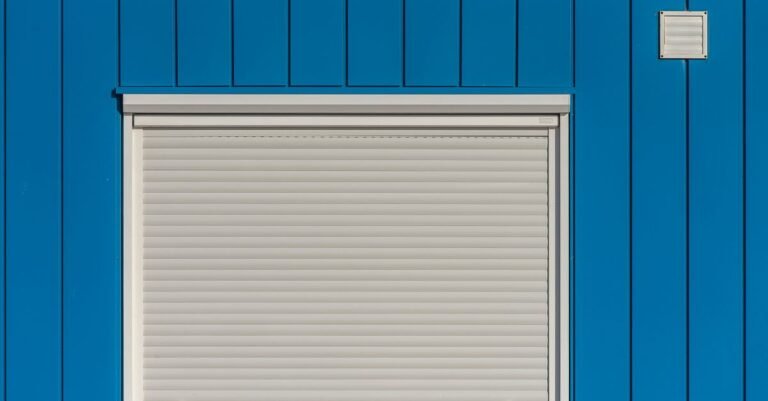 Rollladen an einem Hausfenster