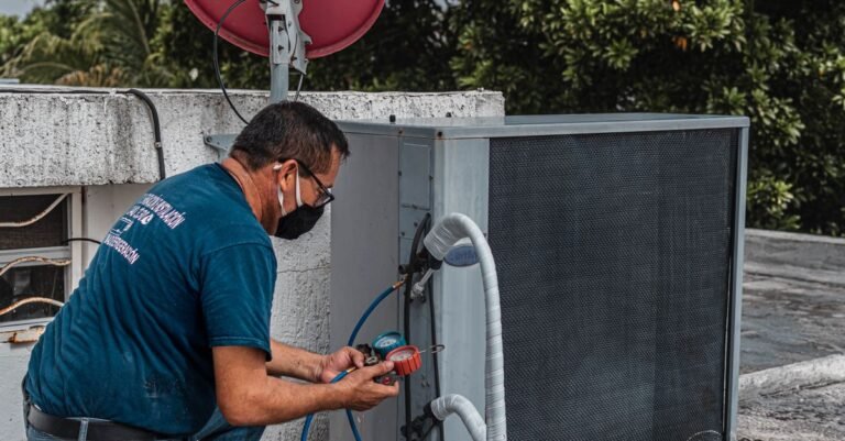 Techniker an einer Klimaanlage