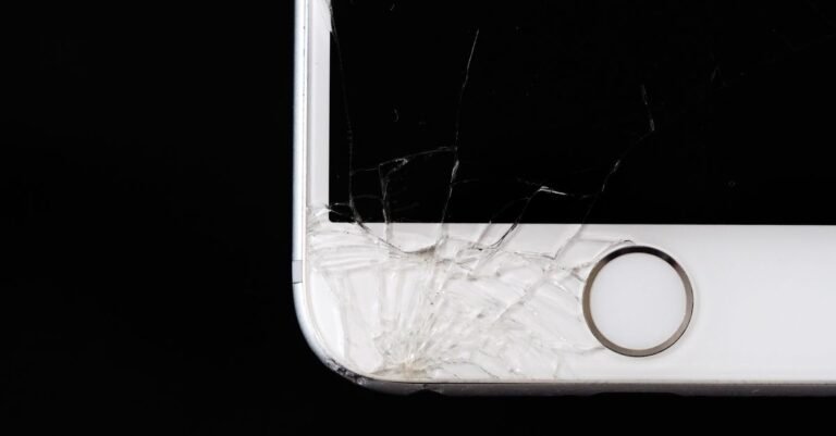 Smartphone mit gesprungenem Display