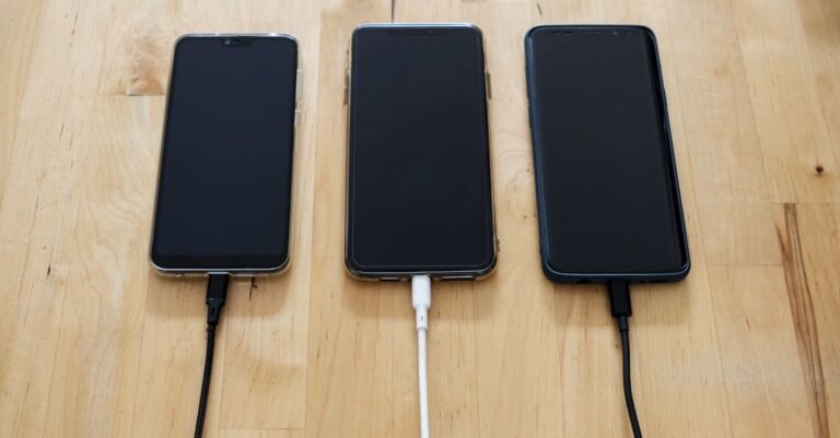 Ladekabel an einem Smartphone