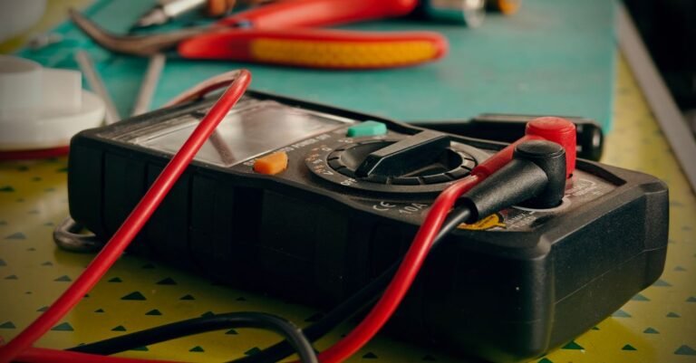 Multimeter und Schraubendreher