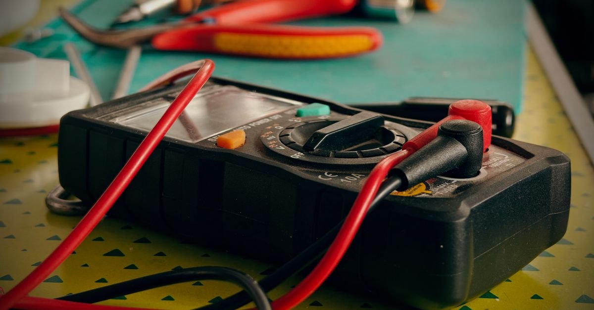 Multimeter und Schraubendreher